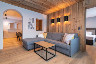 Naturholzplatten von Admonter in einem Wohnzimmer